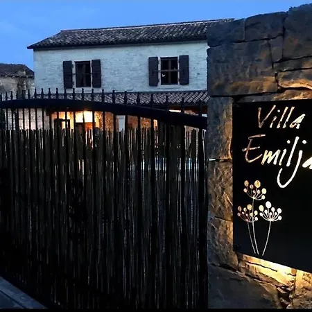 Emilja Villa *