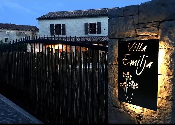 Emilja Villa *